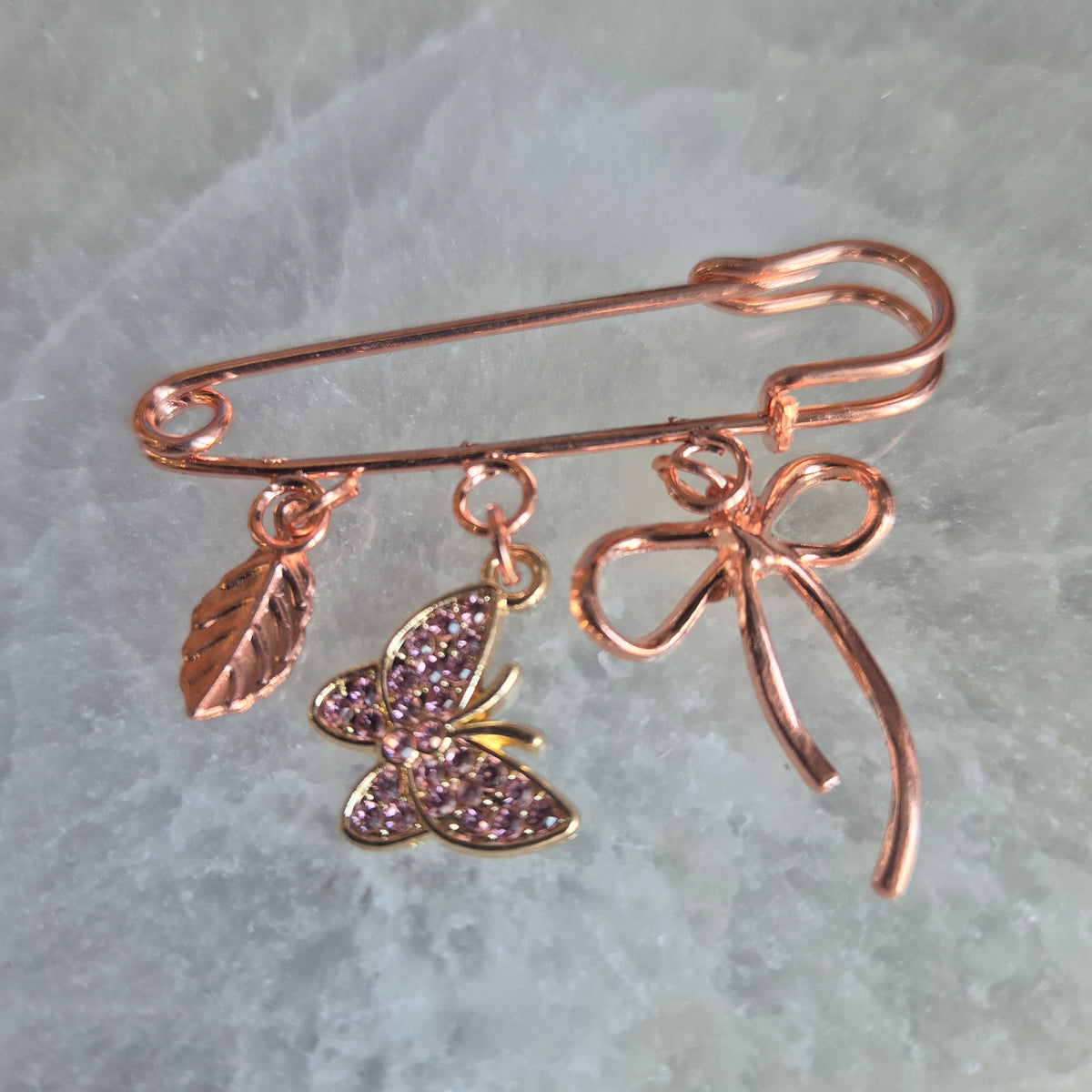 Broche a Tapis Or Rose Papillon Rose Strass