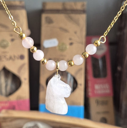 Collier Cheval en Quartz Rose – Harmonie & Douceur