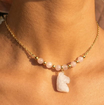 Collier Cheval en Quartz Rose – Harmonie & Douceur