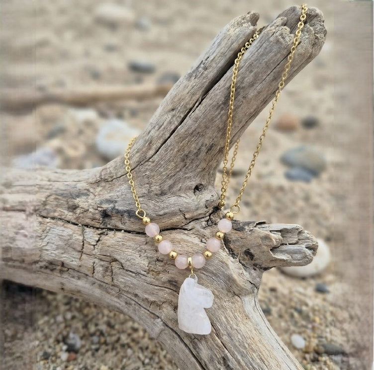 Collier Cheval en Quartz Rose – Harmonie & Douceur