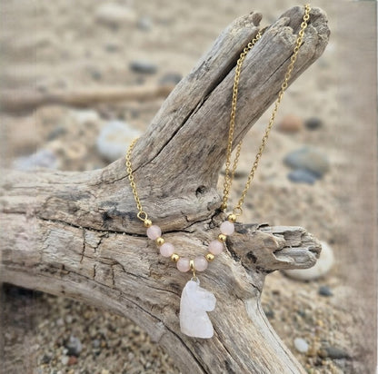 Collier Cheval en Quartz Rose – Harmonie & Douceur