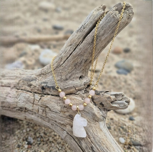 Collier Cheval en Quartz Rose – Harmonie & Douceur