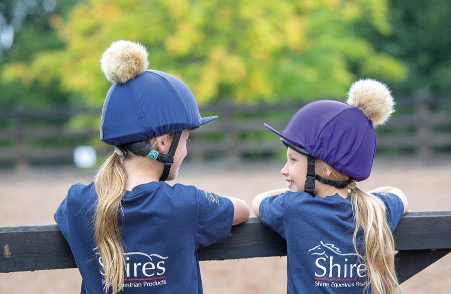 Shires Toque en Lycra avec PomPom - SHOP HORSE